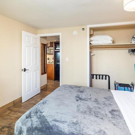 Gorgeous One Bedroom Bamboo Blocks From The Beach Honolulu Eksteriør billede