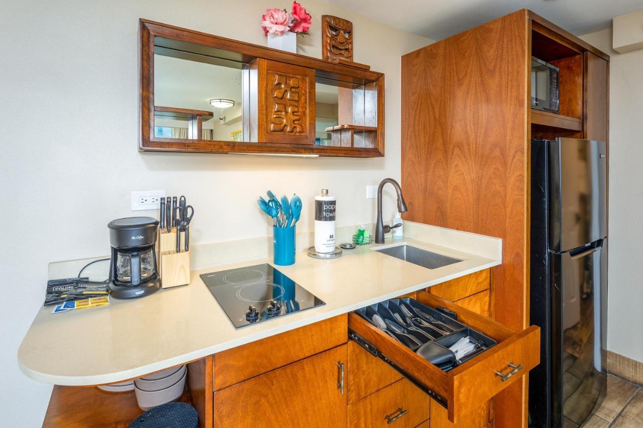 Gorgeous One Bedroom Bamboo Blocks From The Beach Honolulu Eksteriør billede