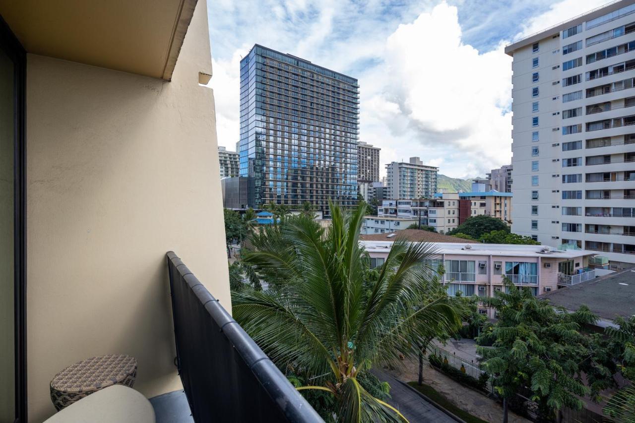 Gorgeous One Bedroom Bamboo Blocks From The Beach Honolulu Eksteriør billede