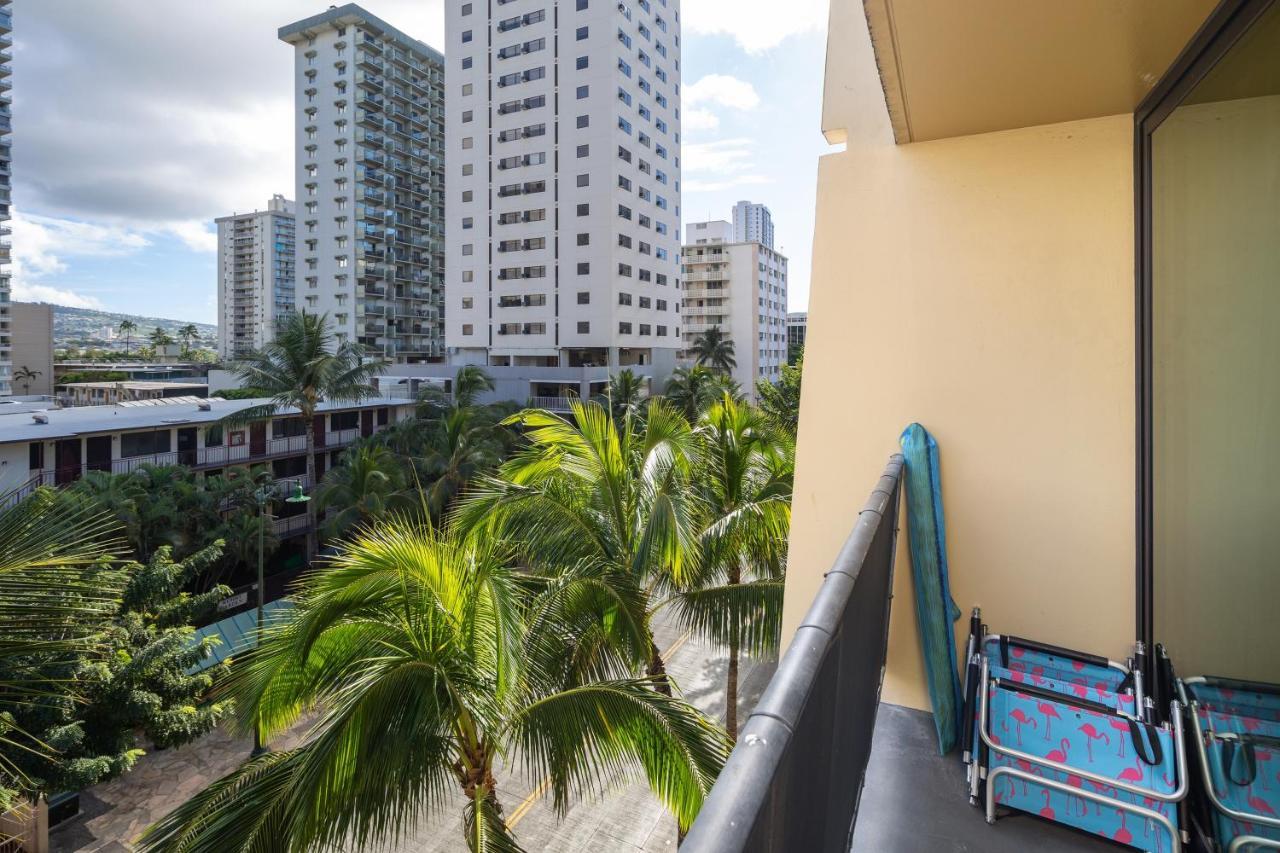 Gorgeous One Bedroom Bamboo Blocks From The Beach Honolulu Eksteriør billede