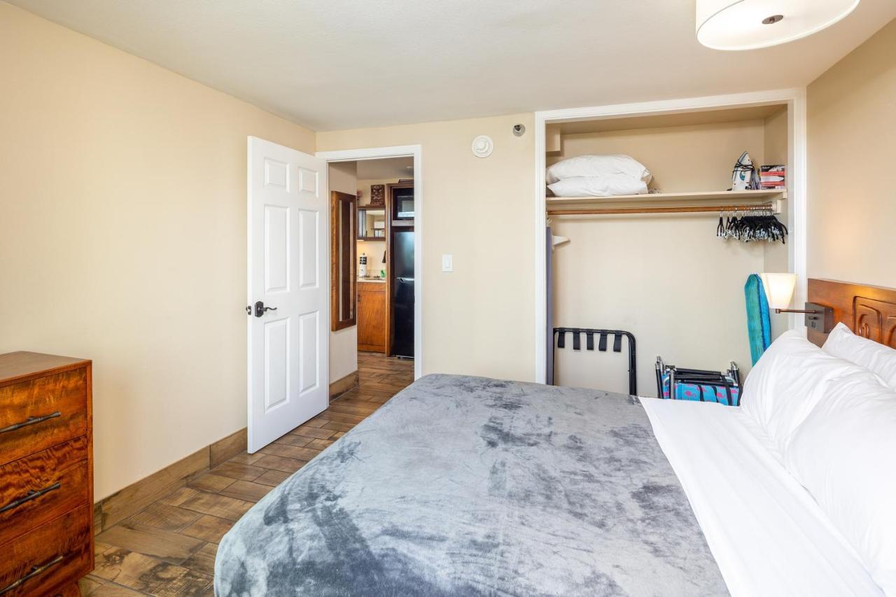 Gorgeous One Bedroom Bamboo Blocks From The Beach Honolulu Eksteriør billede