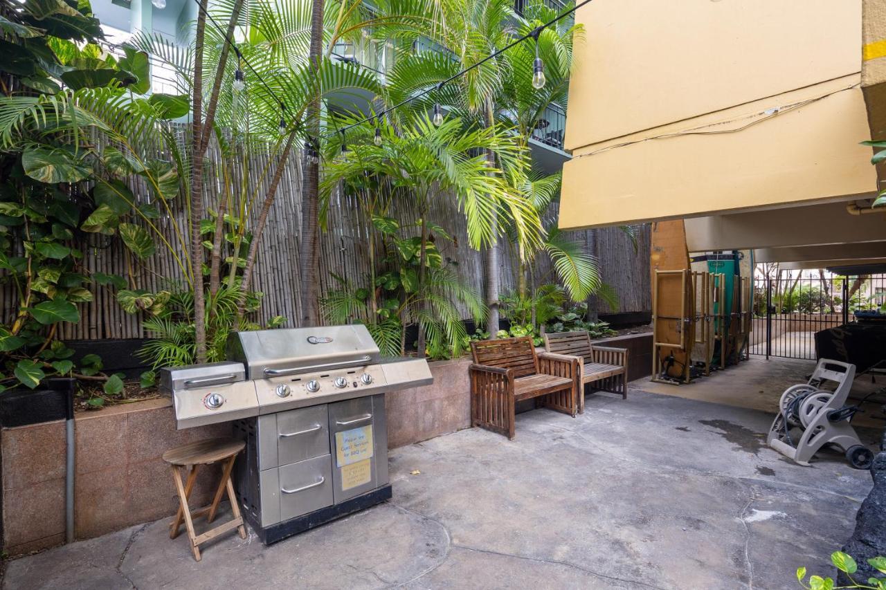 Gorgeous One Bedroom Bamboo Blocks From The Beach Honolulu Eksteriør billede