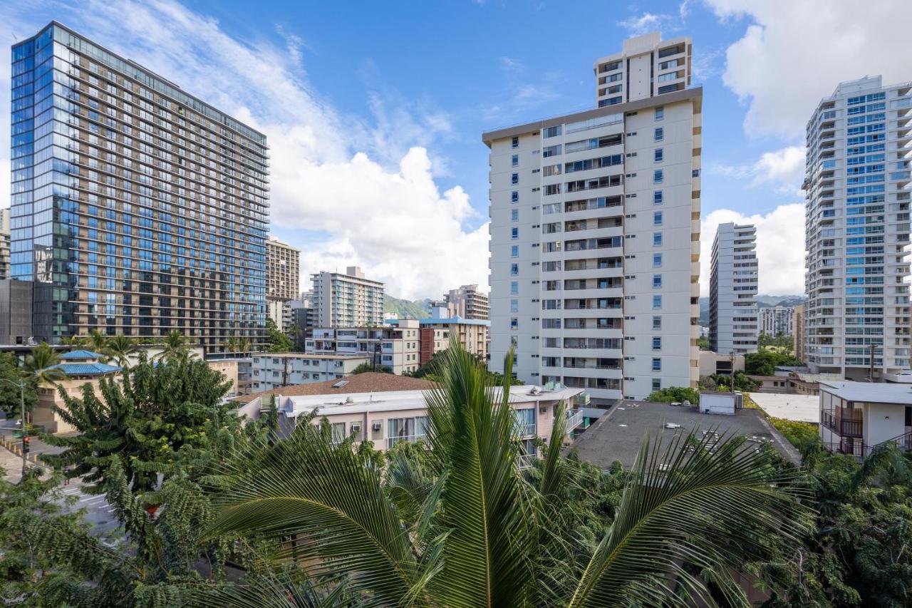 Gorgeous One Bedroom Bamboo Blocks From The Beach Honolulu Eksteriør billede