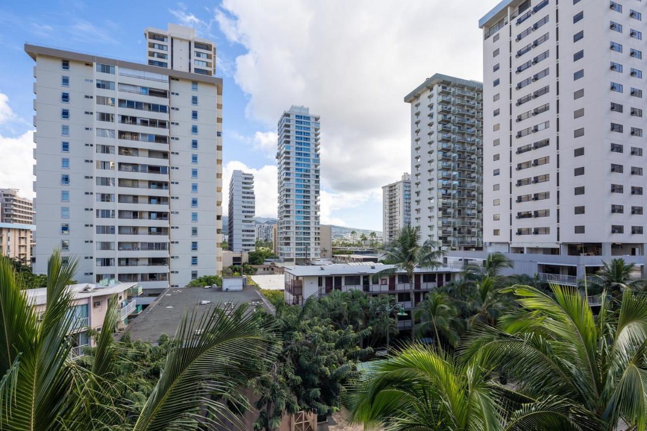Gorgeous One Bedroom Bamboo Blocks From The Beach Honolulu Eksteriør billede